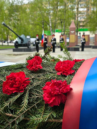 ГБОУ Школа &laquo;Дмитровский&raquo; возложили цветы к памятникам героям, отдавшим свои жизни за свободу и независимость нашей Родины на Аллее славы на Карельском бульваре